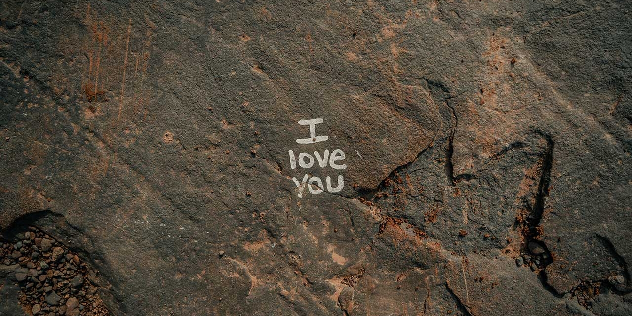 "I love you"-Schriftzug auf Fels