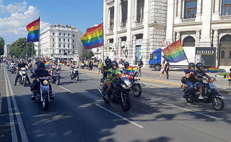 Auto- und Motorrad-Corso auf der Wiener Ringstraße im Rahmen der Global Pride