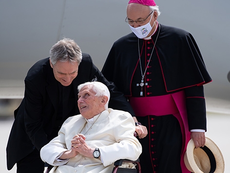 Benedikt XVI. auf dem Münchener Flughafen nach seinem Besuch in Regensburg