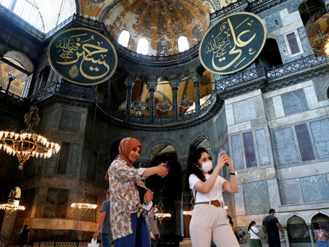 Zwei Frauen machen Selfies im Inneren der Hagia Sophia