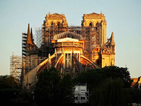Die Kathedrale Notre-Dame in Pais mit Baugerüsten