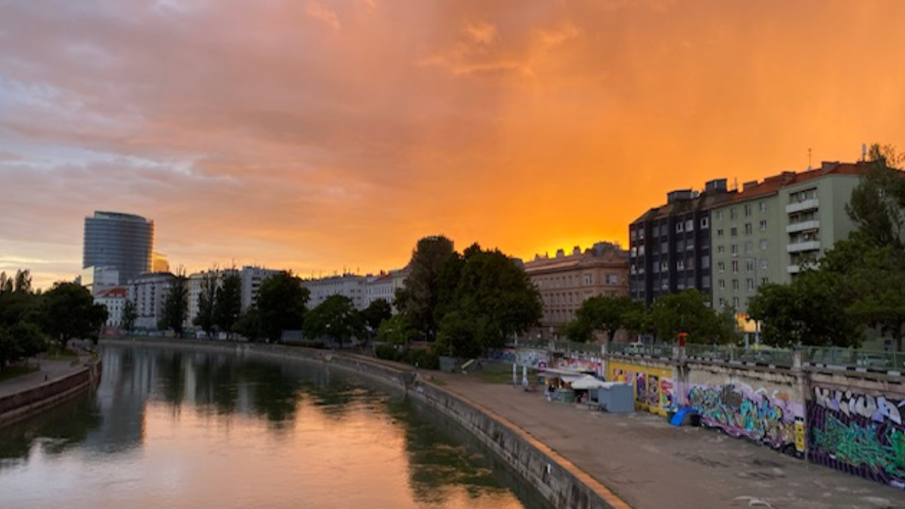 EchtzeitExperiment leerer Donaukanal im Sonnenuntergang