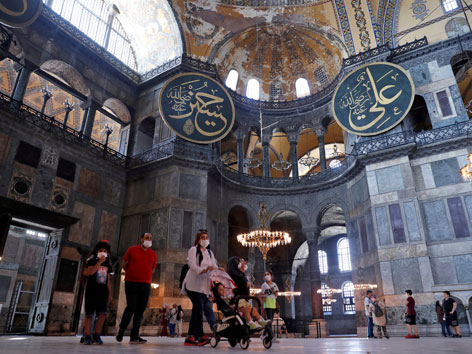 Innenraum der Hagia Sophia mit Museumsbesuchern