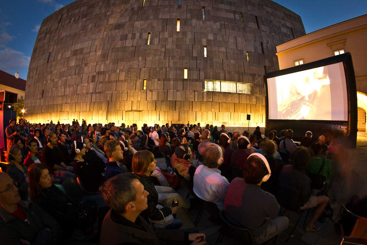 Frame Out Filmfestival im MQ, Menschen schauen auf Leinwand