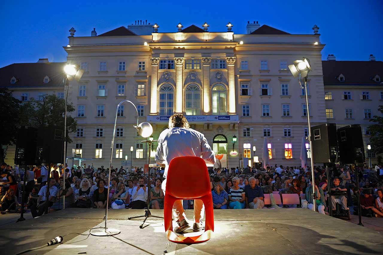 O-Töne Literaturfestival, Person auf Bühne schaut ins Publikum