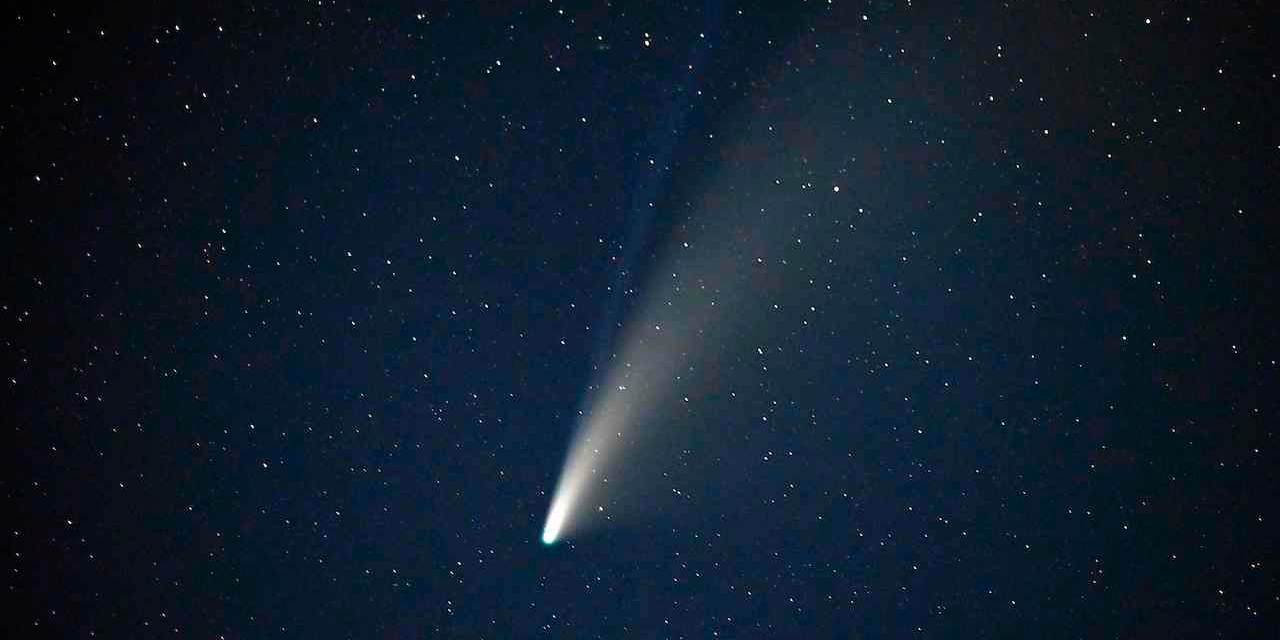 Der Komet "Neowise" über Goldfield, Nevada im Juli 2020
