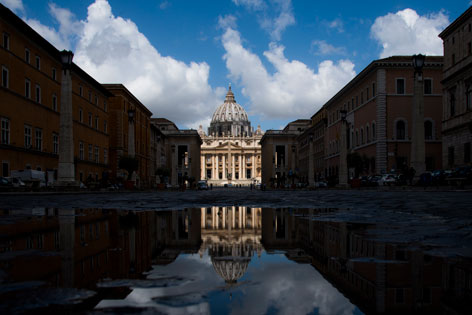 Vatikan, dunkel, Petersdom spiegelt sich im Wasser