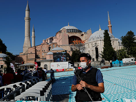 Polizist steht vor der Hagia Sophia in Istanbul