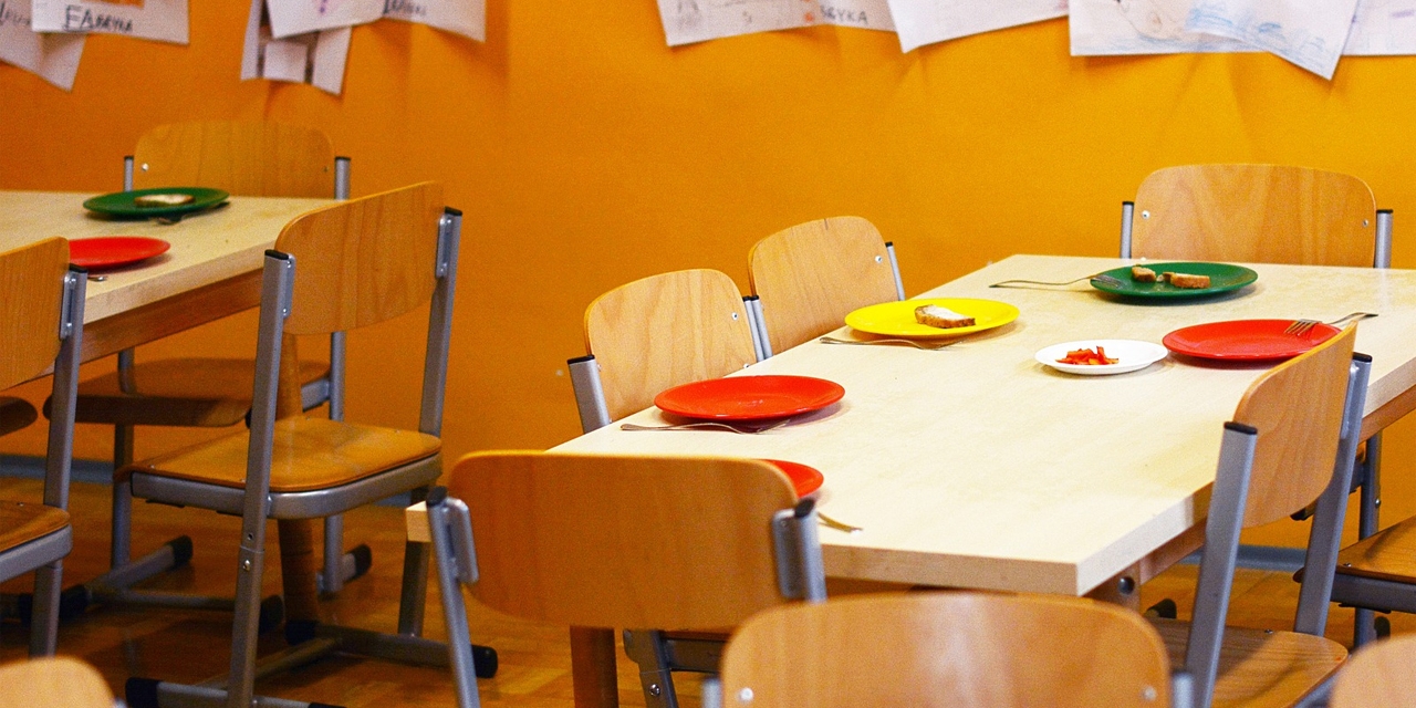 Kindergarten: Kleine Tische, kleine Sessel, Geschirr aus Kunststoff