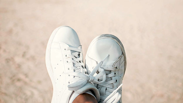 Weiße Sneakers