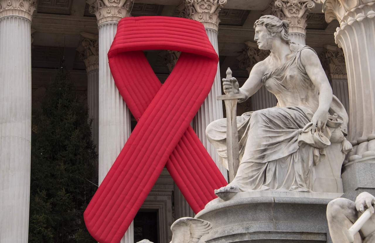 HIV Schleife vor dem österreichischen Parlament zum Welt-Aids-Tag 2019
