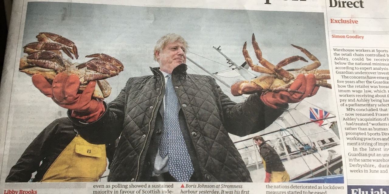 Guardian Cover: Johnson mit Krabben in der Hand