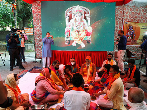 Hindus begehen ein Ritual am Rama-Tempel in Ayodhya, Indien, zur Grundsteinlegung
