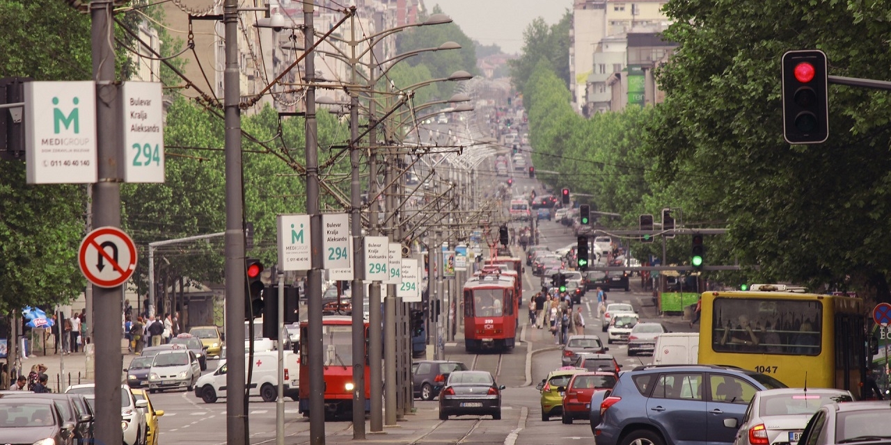 Straßenansicht in Belgrad mit Autos und Straßenbahnen