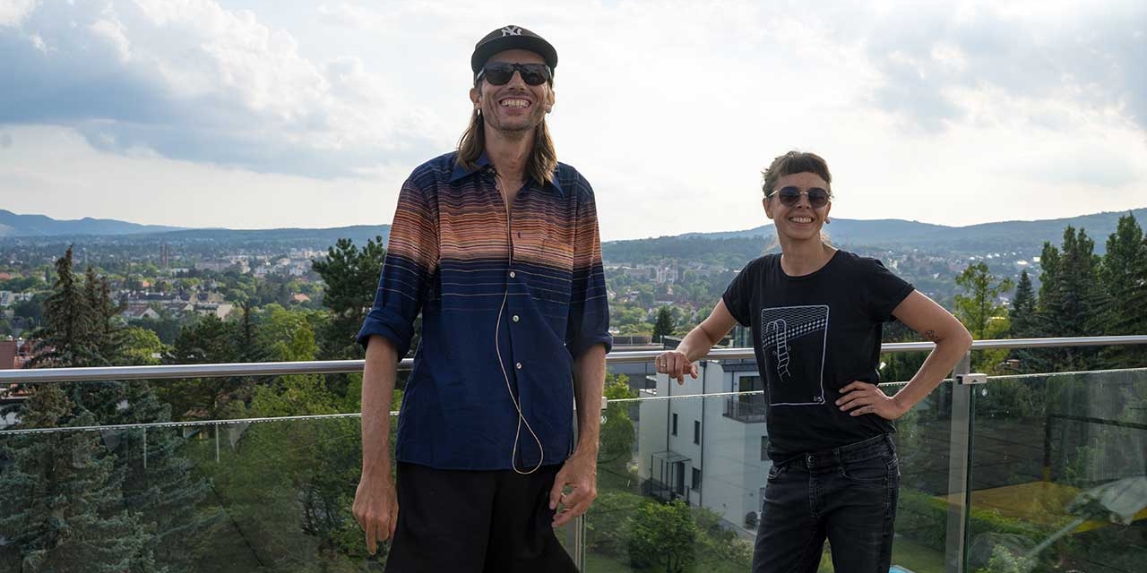Clara Luzia und Skero bei Fivas Feierabend auf einer Dachterrasse