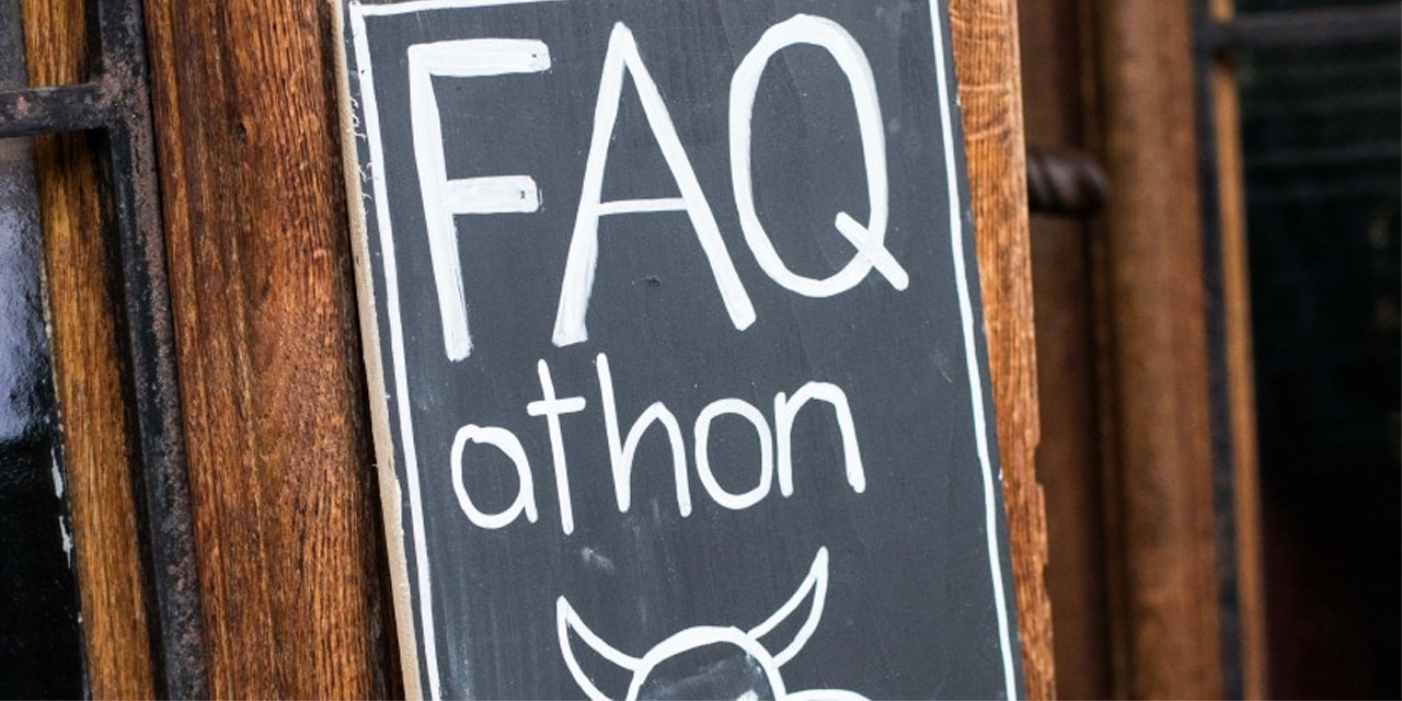 Schild mit der Aufschrift "FAQ" und eine Kuh