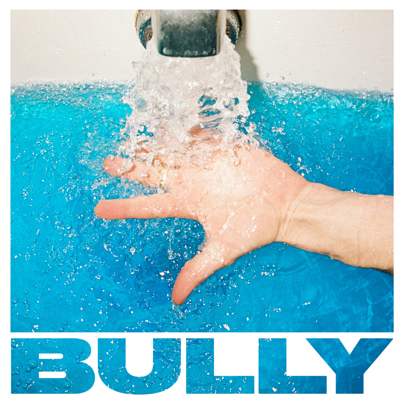 Albumcover: Hand wird unter fließendes Wasser gehalten