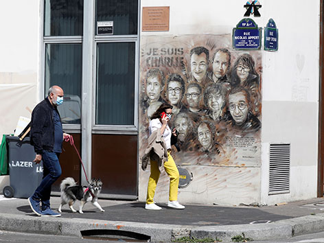 Gemälde an der Fassade der "Charlie Hebdo"-Redaktion in Paris