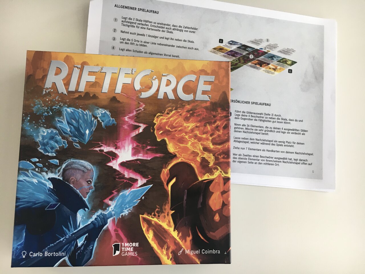 Das Brettspiel "Riftforce" samt Anleitung