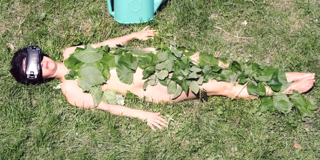 Frau mit VR-Brille von Blättern bedeckt