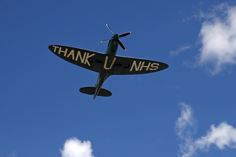 Flugzeug mit der Aufschrift "Thank U NHS"