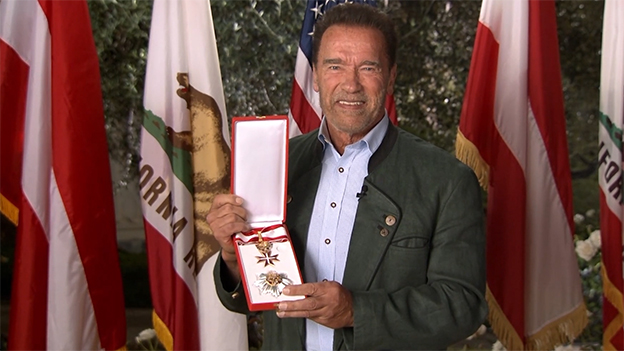 Arnold Schwarzenegger mit Ehrenzeichen