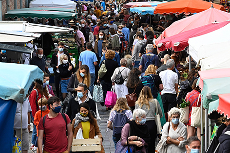 Menschen mit Masken auf dem Markt
