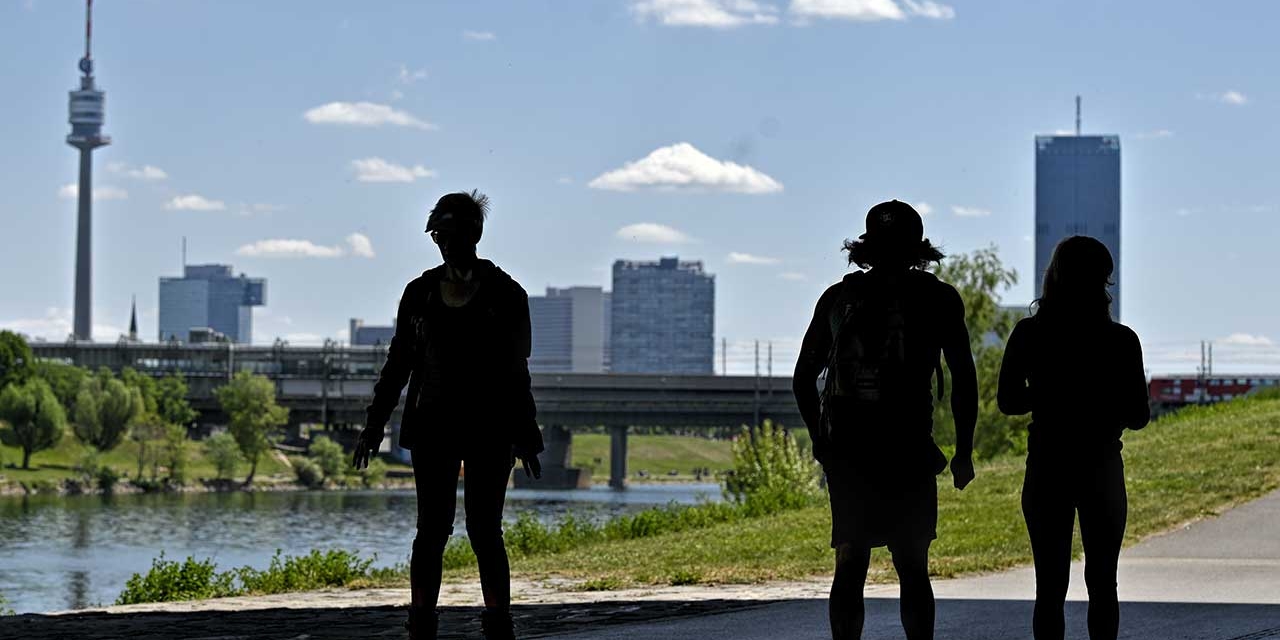 Silhouetten von drei Personen auf der Wiener Donauinsel