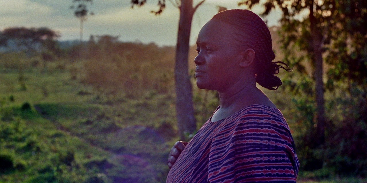 Bäuerin Rehema Namyalo blickt auf das Land