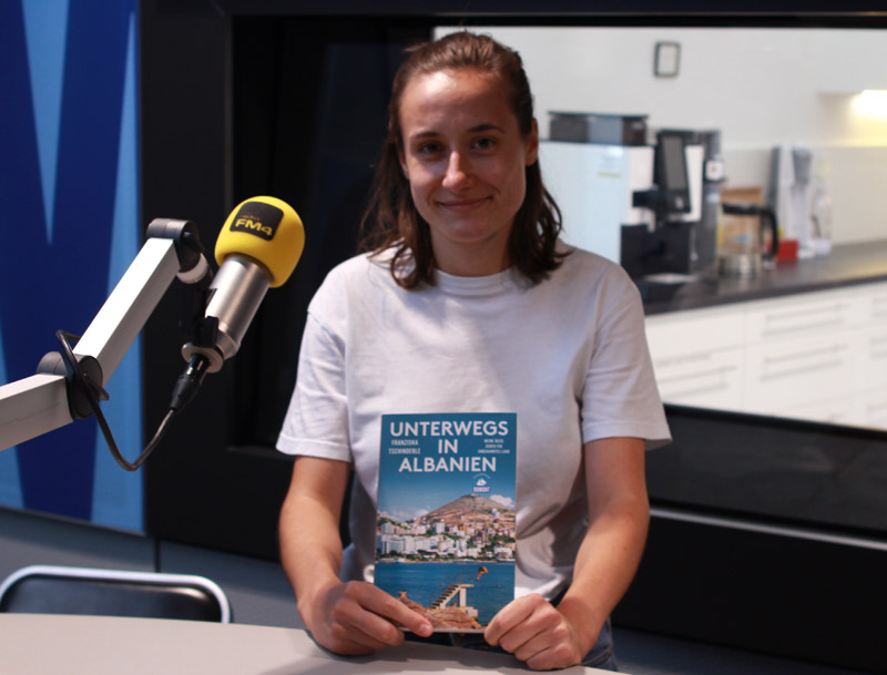 Franziska Tschinder mit Buch "Unterwegs in Albanien" im FM4 Studio