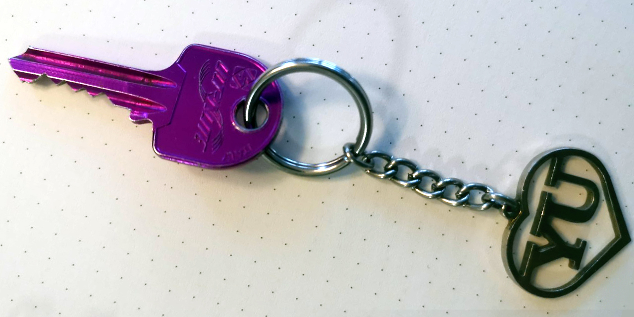 Schlüssel mit Anhänger in der Form von "YU": Selma Nišić erster eigener Haustorschlüssel zu ihrem ehemaligen Zuhause in Bijeljina