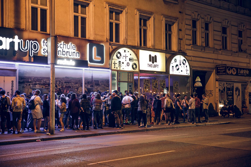 Viele Menschen auf dem Gehsteig vor dem Loft in Wien