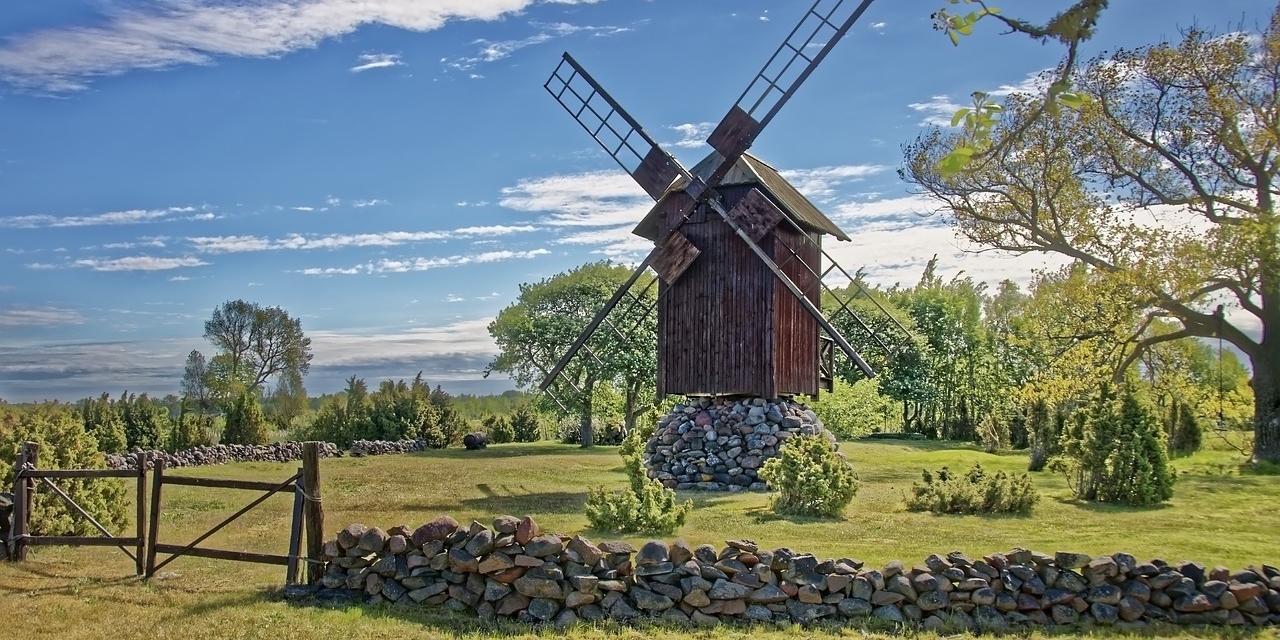 Estland, Insel Saaremaa, Windmühle aus Holz