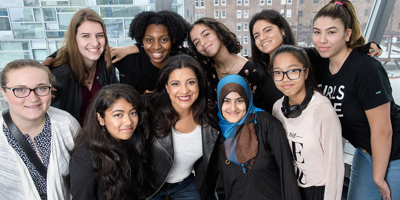 mehrere Mädchen mit der Gründerin von Girls Who Code Reshma Saujani