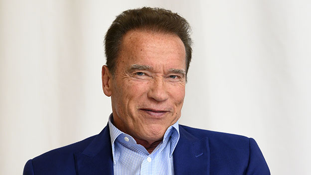 Arnold Schwarzenegger lacht