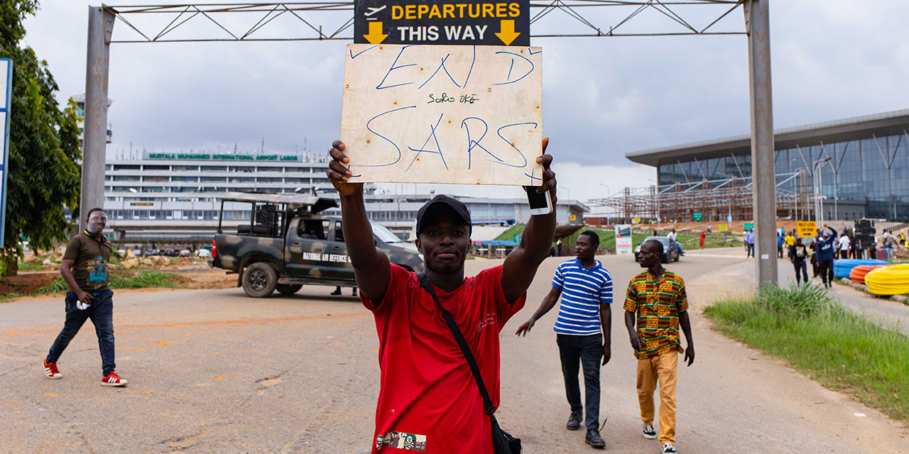 Demonstrant mit einem Schild "End SARS"