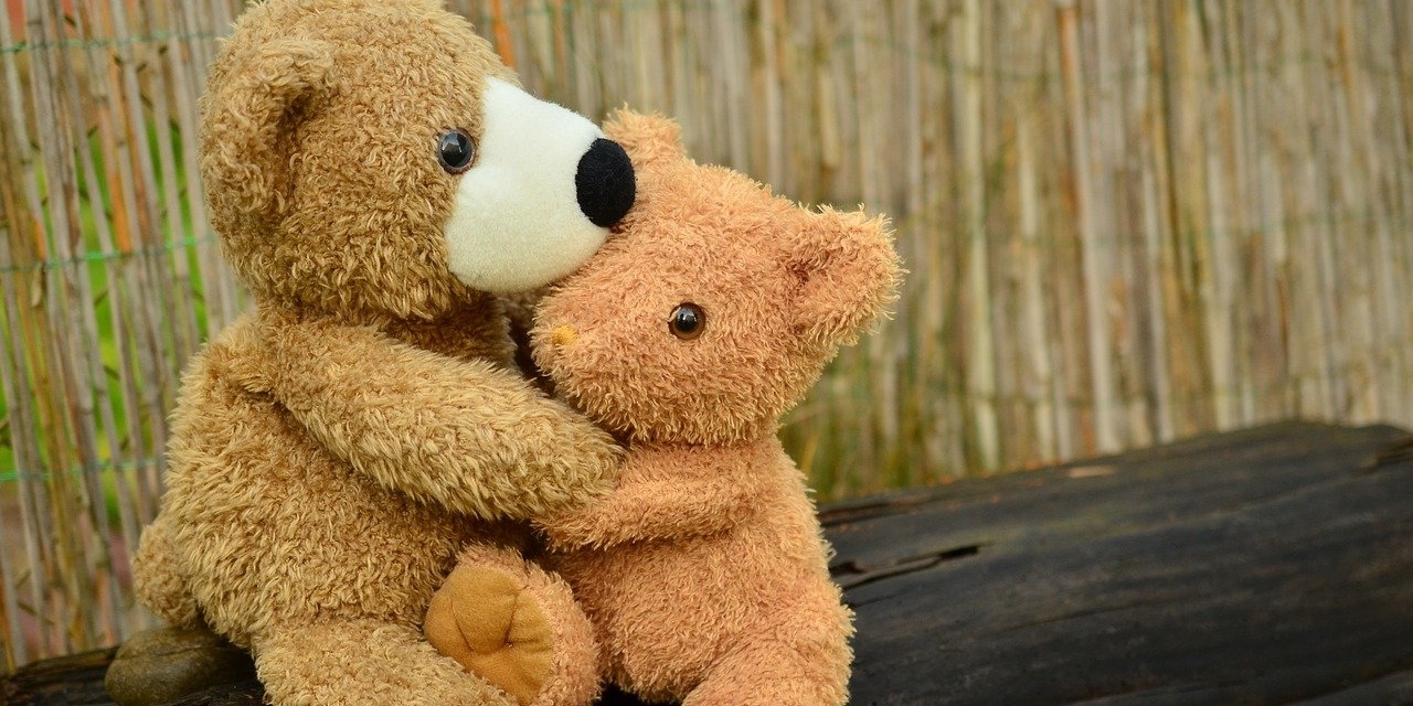 Zwei Teddybären umarmen einander