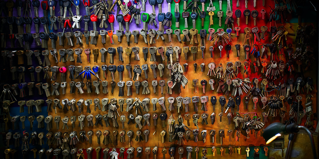 Wand an der viele Schlüssel in verschiedenen Farben hängen