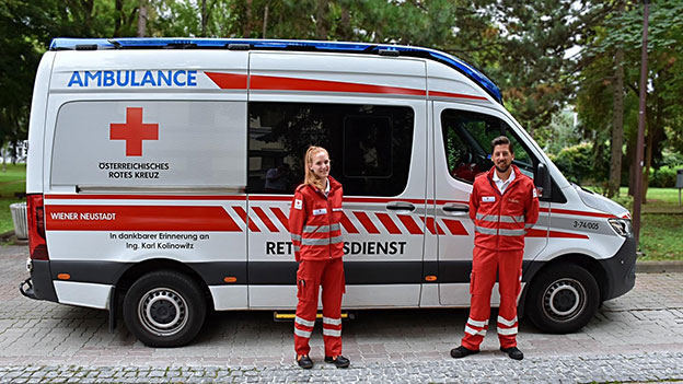 Barbara Tampir und ihre liebster Rot Kreuz Sanitäter vor einem Rettungswagen