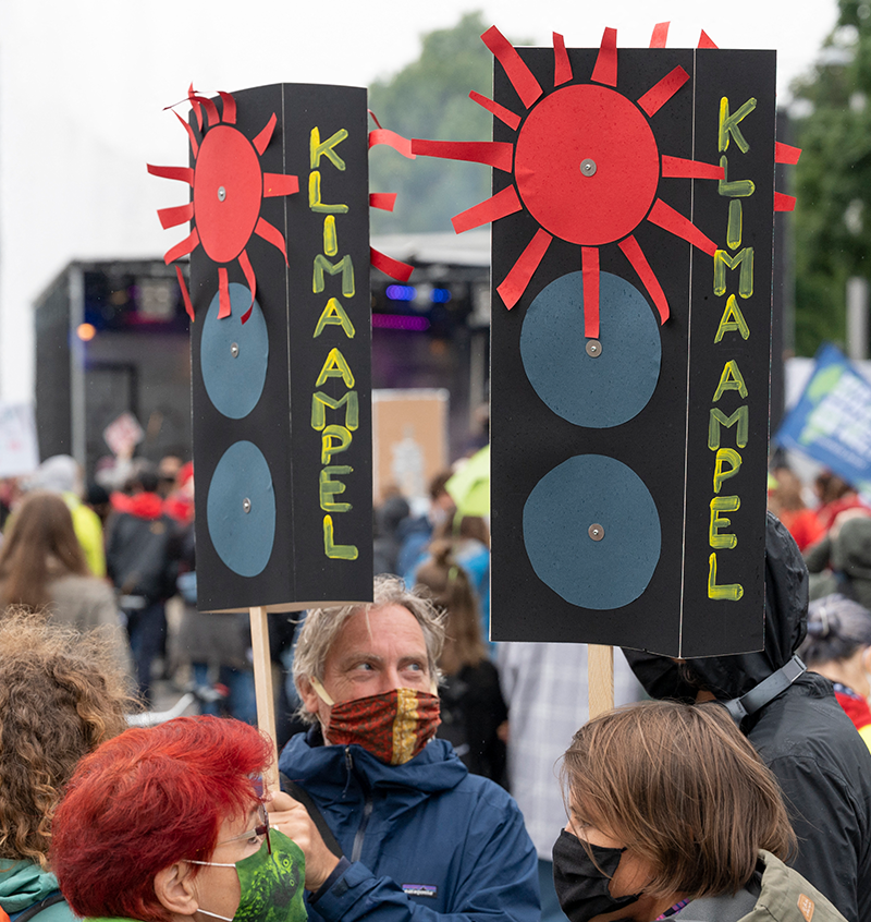 Demo der Fridays For Future: Plakat mit roter Klima-Ampel