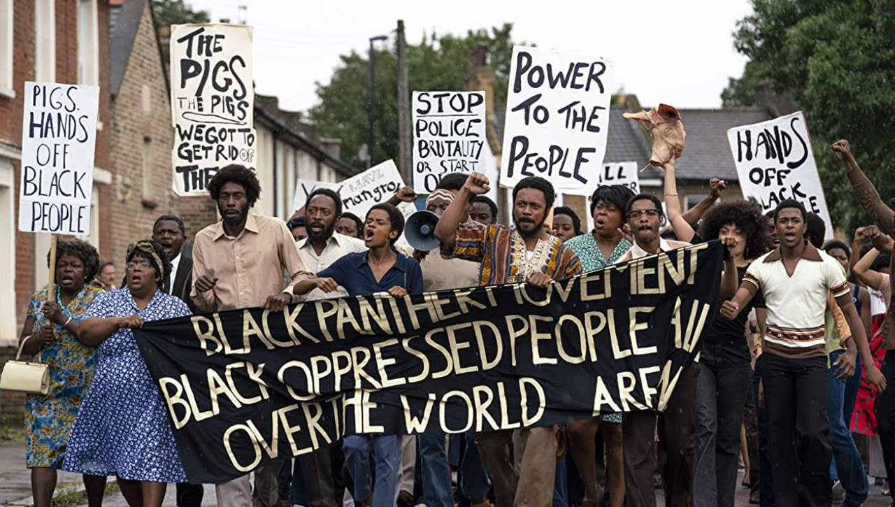Menschen demonstrieren gegen rassistische Polizeigewalt