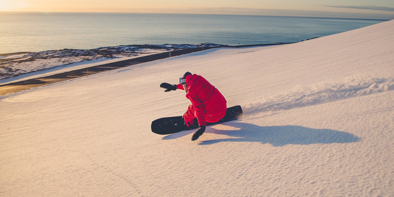 Filmstill aus "Fjord Lines": Snowboarder Runar Petur fährt auf Meer zu