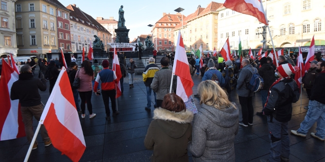Menschen bei einer sogenannten "Corona-Demo" in Graz am 9.1.2021