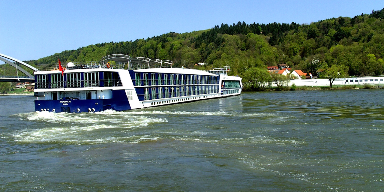 Donauschiff vollzieht Wendemanöver