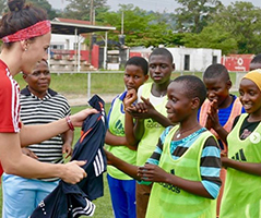 Viki Schnaderbeck mit der Hilfsorganisation jambobukoba in Tansania