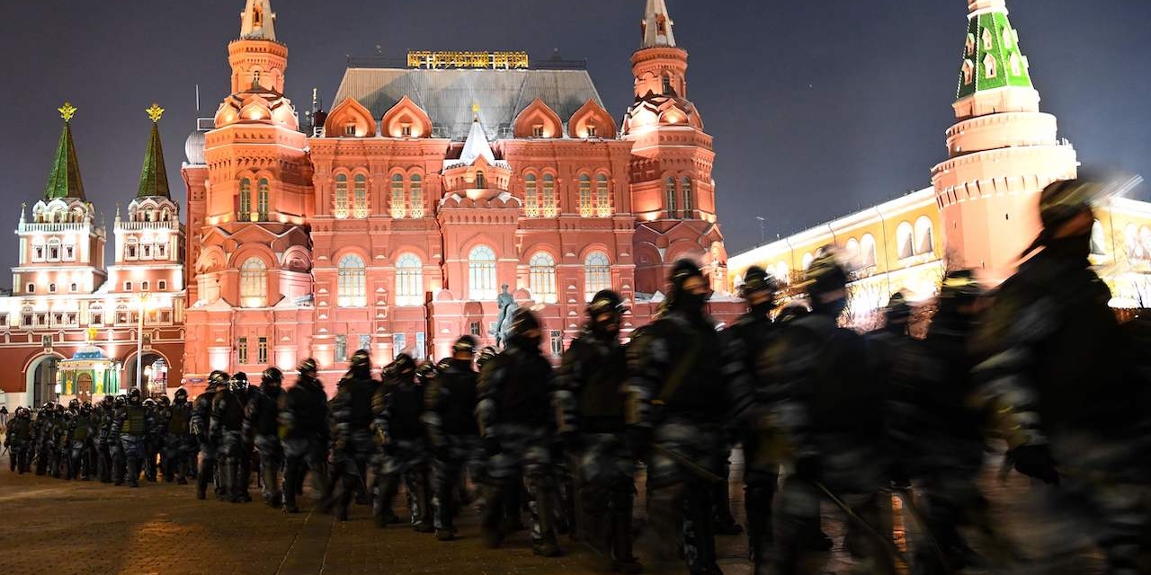 Law enforcement officers block Moscow's Manezhnaya Square on February 2, 2021 bei Protesten gegen die Inhaftierung Nawalnys