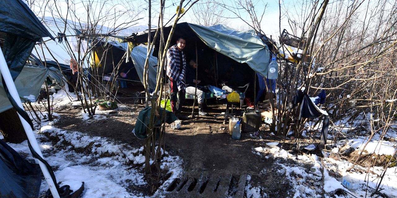 Migranten und Flüchtlingen in improvisierten Lagern in Bosnien