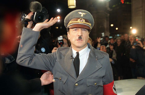 Hubert "Hubsi" Kramer als Adolf Hitler beim Opernball