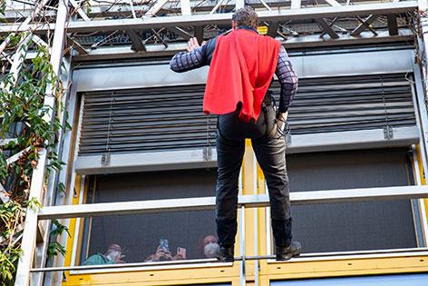 Polizisten verkleidet als Superhelden klettern auf das St. Anna Kinderspital