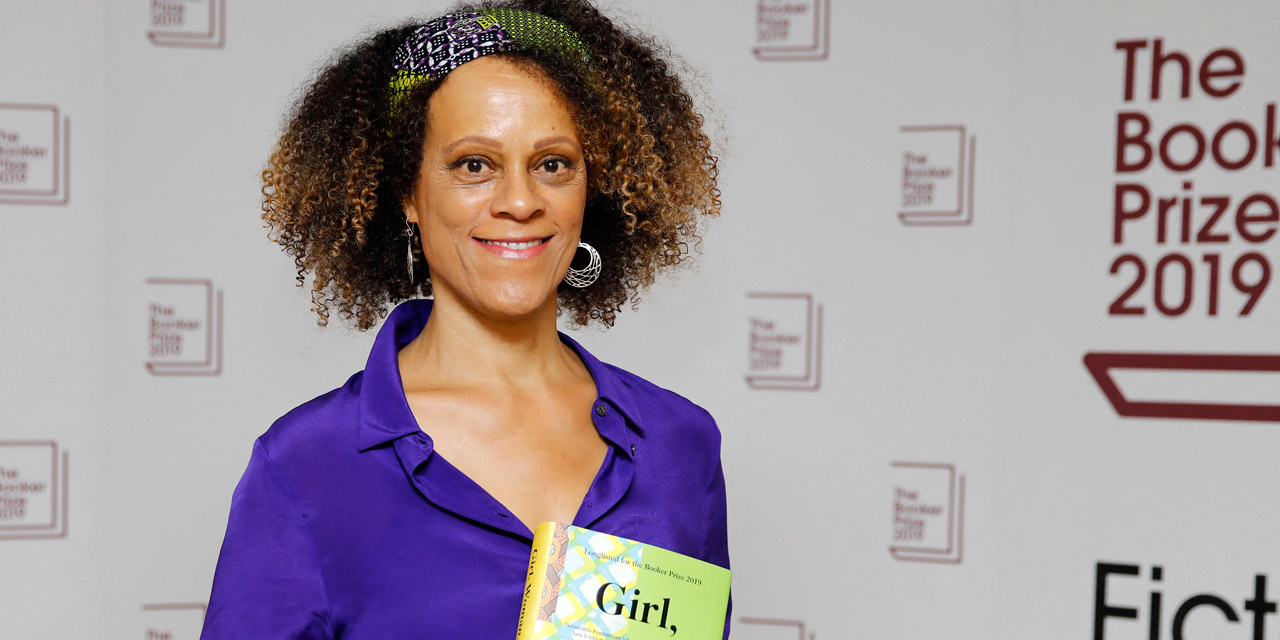 Bernardine Evaristo posiert mit einem Buch bei den Booker Awards, den sie später gewinnen sollte